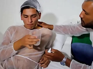 Brazylijski amator dostaje niespodziankę od napalonej pielęgniarki: Anal Gej Wideo
