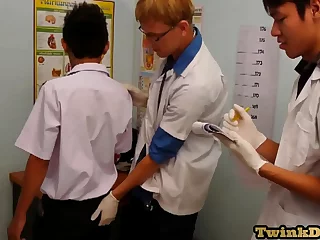 若いアジア人男性は医師の診療所で無防備な三人組を持っています: アマチュアゲイビデオ