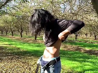 Gay remaja kesenangan dirinya sendiri di dalam hutan: Amatur Gay Video