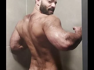 毛むくじゃらの男がジムのシャワーで自慰行為をします: コックゲイビデオ