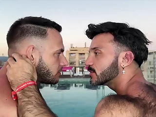 Los hombres peludos se involucran en sexo anal apasionado y de garganta profunda: Lamiendo Anal Videos Gay