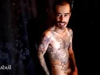 ボリビアの都市で自慰行為をしながら、ゲイの入れ墨の男が汚い話をする: 大きなゲイのビデオ