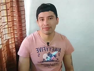 Un joven visita a un carpintero heterosexual y se involucra en actividades sexuales, tomando su gran pene en su habitación.: Videos Gay de Culo