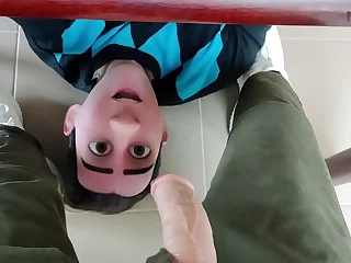 Stepdad mendapat kejutan di bawah meja sarapan dari anak tirinya: Animasi Gay Video