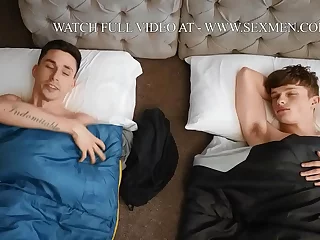 Hombres de mencom en una acción humeante uno a uno con lamer el culo y escupir: Videos Gay Anales
