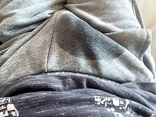 在沙发上润湿我的裤子: Goldenshower同性恋视频