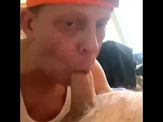 ゲイの男は、熱いメッセンジャーから深い恐ろしい餌をやります: 同性愛者のビデオを吸うコック